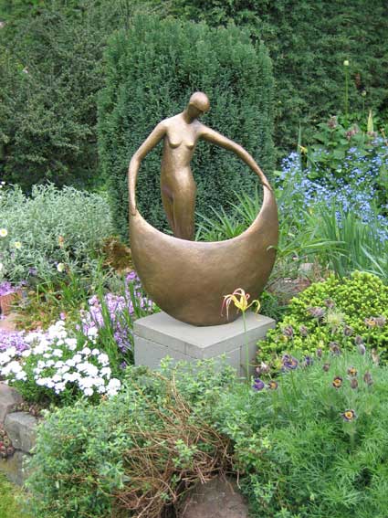 beelden aan de Vecht in de beeldentuin rondom het koetshuis van May en Joop Hobijn in Maarssen