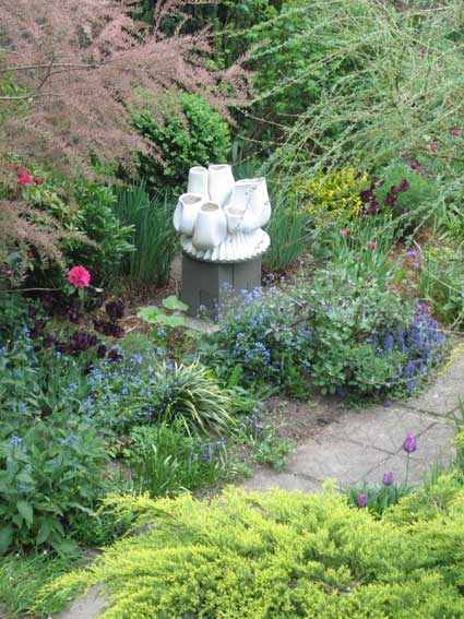 beelden aan de Vecht in de beeldentuin rondom het koetshuis van May en Joop Hobijn in Maarssen