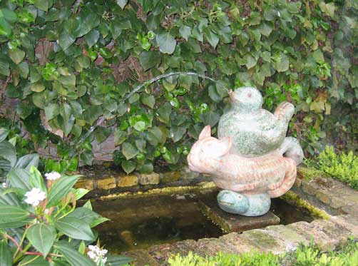 beelden aan de Vecht in de beeldentuin rondom het koetshuis van May en Joop Hobijn in Maarssen