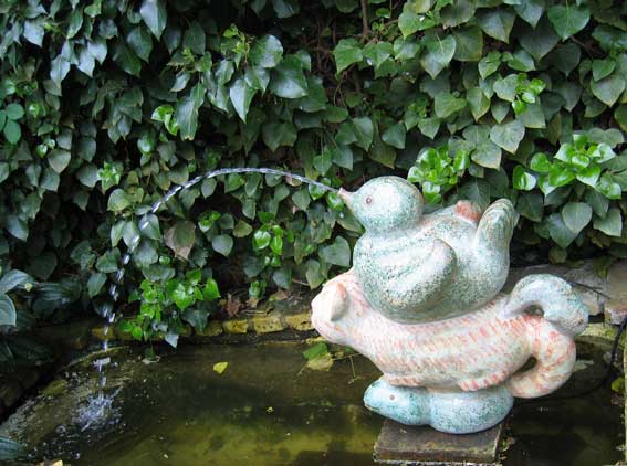 beelden aan de Vecht in de beeldentuin rondom het koetshuis van May en Joop Hobijn in Maarssen