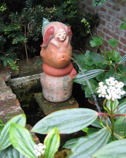 beelden aan de Vecht in de beeldentuin rondom het koetshuis van May en Joop Hobijn in Maarssen