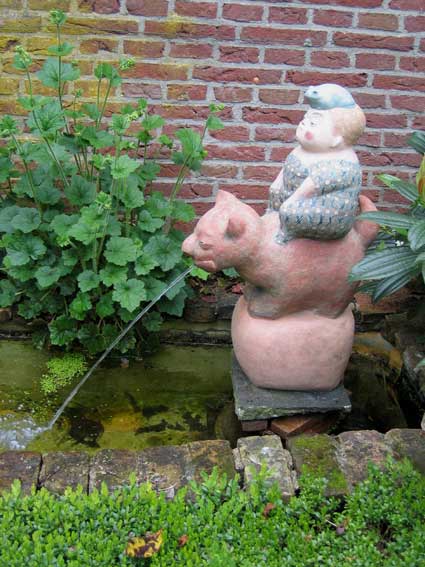 beelden aan de Vecht in de beeldentuin rondom het koetshuis van May en Joop Hobijn in Maarssen