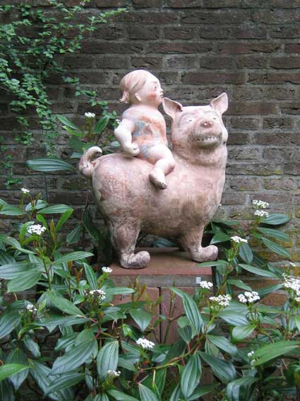 beelden aan de Vecht in de beeldentuin rondom het koetshuis van May en Joop Hobijn in Maarssen