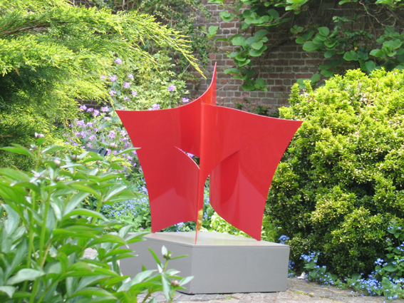 beelden aan de Vecht in de beeldentuin rondom het koetshuis van May en Joop Hobijn in Maarssen