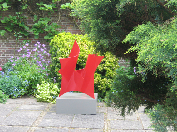 beelden aan de Vecht in de beeldentuin rondom het koetshuis van May en Joop Hobijn in Maarssen