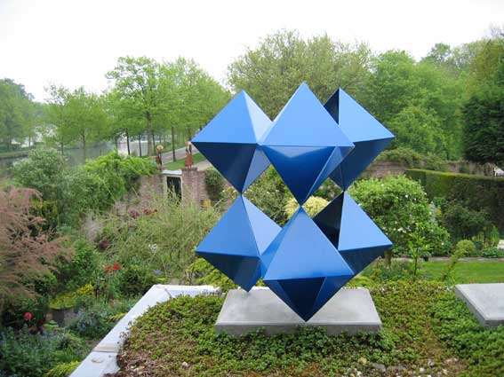 beelden aan de Vecht in de beeldentuin rondom het koetshuis van May en Joop Hobijn in Maarssen