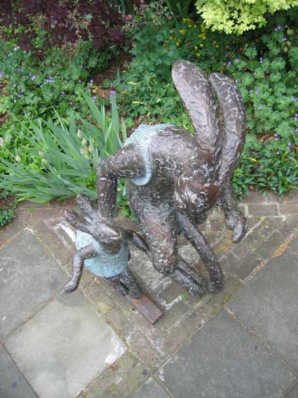 beelden aan de Vecht in de beeldentuin rondom het koetshuis van May en Joop Hobijn in Maarssen