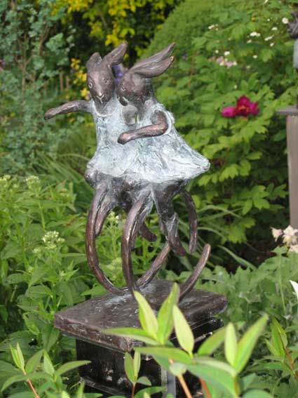 beelden aan de Vecht in de beeldentuin rondom het koetshuis van May en Joop Hobijn in Maarssen