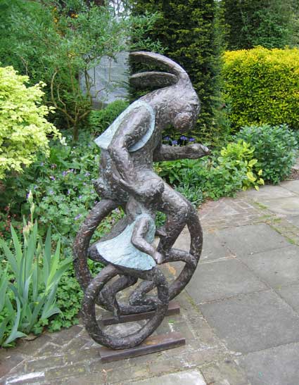 beelden aan de Vecht in de beeldentuin rondom het koetshuis van May en Joop Hobijn in Maarssen