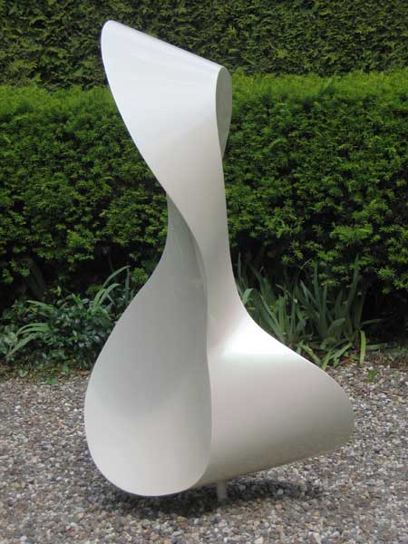 beelden aan de Vecht in de beeldentuin rondom het koetshuis van May en Joop Hobijn in Maarssen