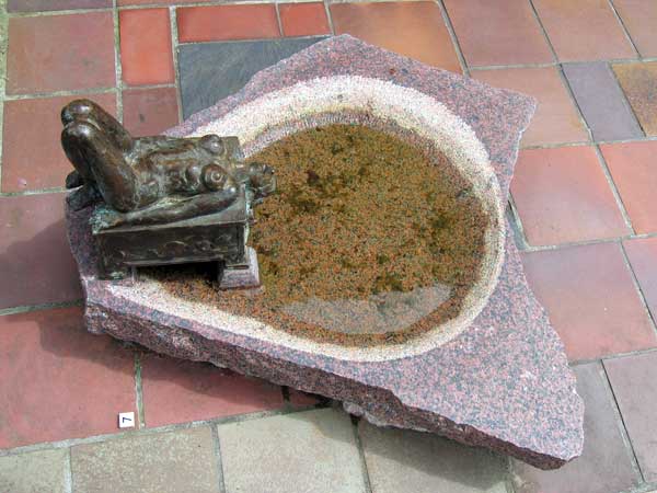 beelden aan de Vecht in de beeldentuin rondom het koetshuis van May en Joop Hobijn in Maarssen