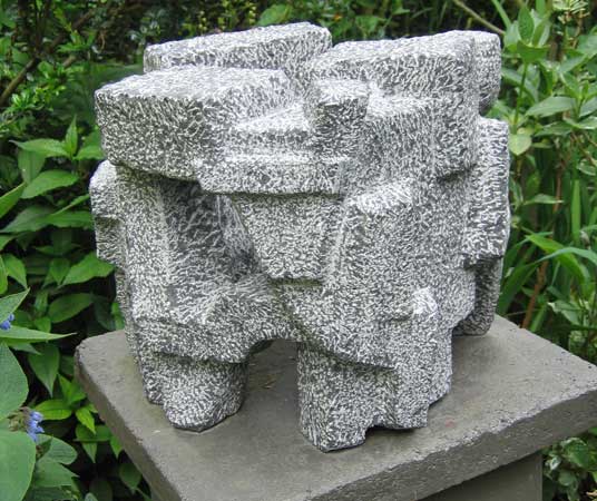 beelden aan de Vecht in de beeldentuin rondom het koetshuis van May en Joop Hobijn in Maarssen