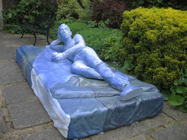 beelden aan de Vecht in de beeldentuin rondom het koetshuis van May en Joop Hobijn in Maarssen