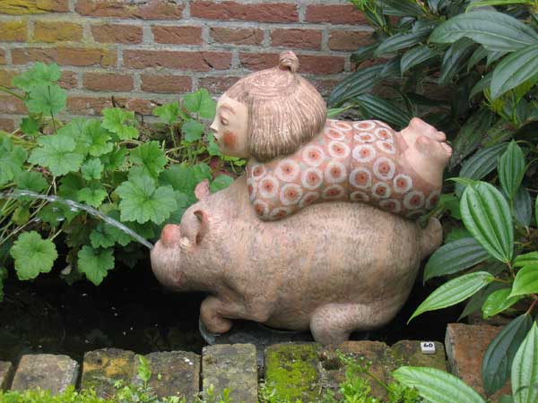 beelden aan de Vecht in de beeldentuin rondom het koetshuis van May en Joop Hobijn in Maarssen