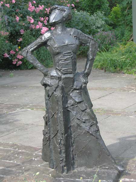 beelden aan de Vecht in de beeldentuin rondom het koetshuis van May en Joop Hobijn in Maarssen