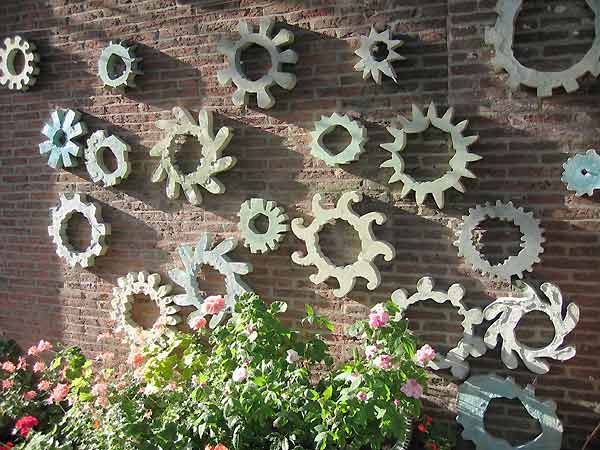 beelden aan de Vecht in de beeldentuin rondom het koetshuis van May en Joop Hobijn in Maarssen