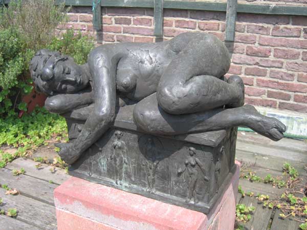 beelden aan de Vecht in de beeldentuin rondom het koetshuis van May en Joop Hobijn in Maarssen