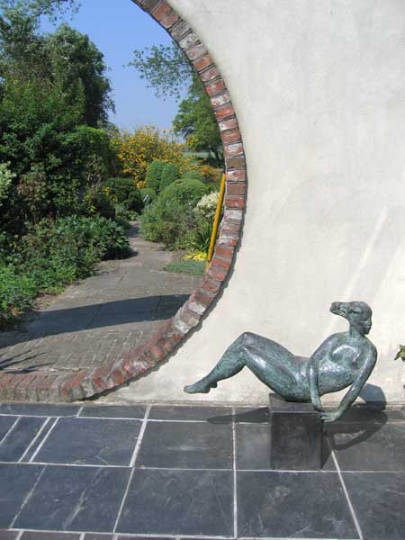 beelden aan de Vecht in de beeldentuin rondom het koetshuis van May en Joop Hobijn in Maarssen