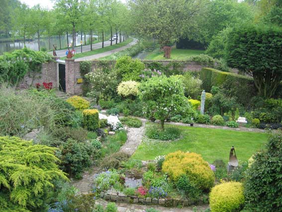 beelden aan de Vecht in de beeldentuin rondom het koetshuis van May en Joop Hobijn in Maarssen