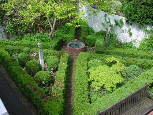 beelden aan de Vecht in de beeldentuin rondom het koetshuis van May en Joop Hobijn in Maarssen