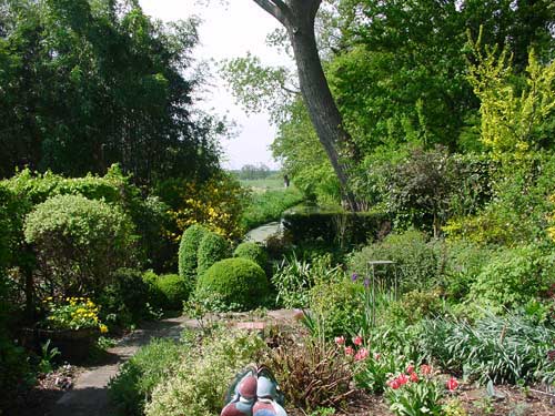 beelden aan de Vecht in de beeldentuin rondom het koetshuis van May en Joop Hobijn in Maarssen
