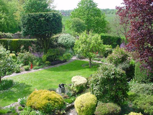 beelden aan de Vecht in de beeldentuin rondom het koetshuis van May en Joop Hobijn in Maarssen