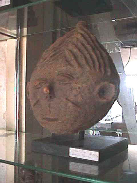 ashanti-head.jpg (34497 bytes)
