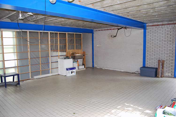 Werken in het atelier - de studioruimte - atelierwoning in de Randstad en aan de rivier.