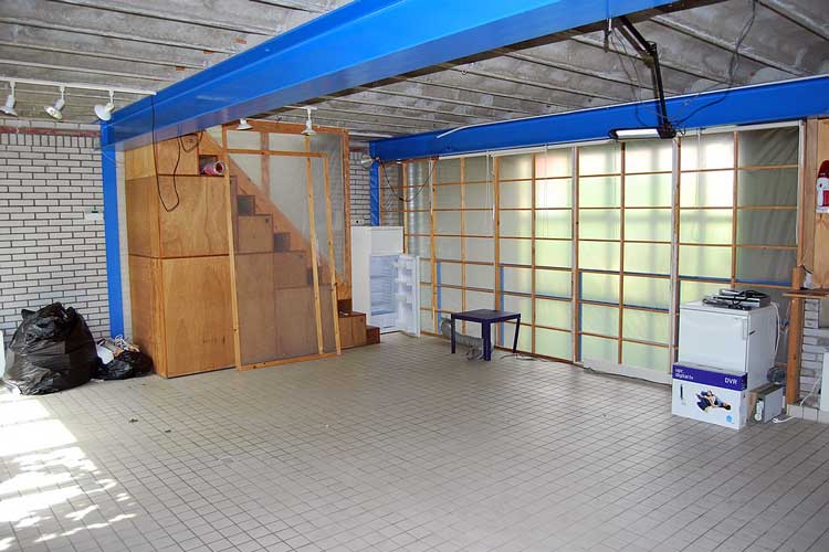 Werken in het atelier - de studioruimte - atelierwoning in de Randstad en aan de rivier.