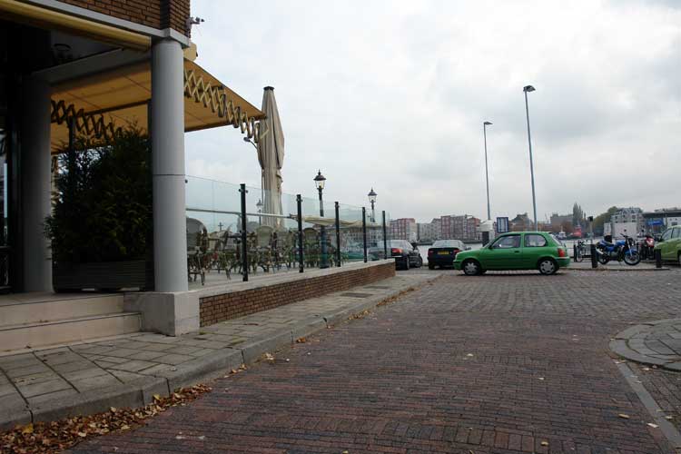 Exterieur aan de voorzijde van de studio | praktijkruimte in de Randstad en aan de rivier.