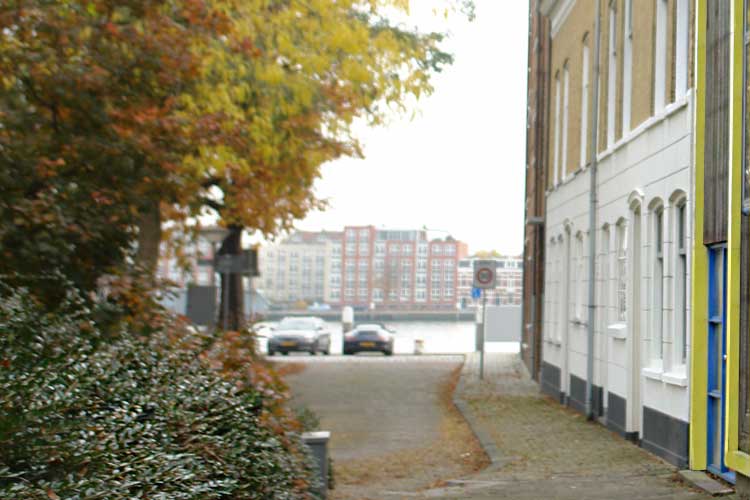 Exterieur aan de voorzijde van de studio | praktijkruimte in de Randstad en aan de rivier.