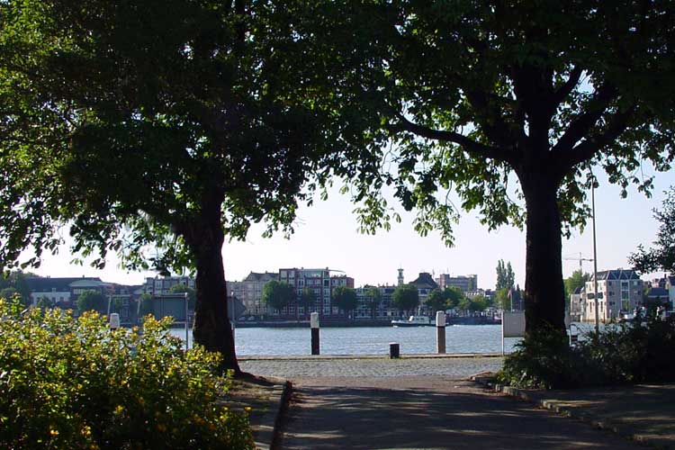 De nieuwe gevelwand van de Nieuwstraat met de voordeur van de studio rechts.