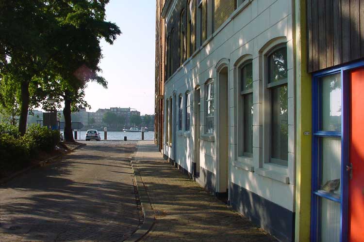 Exterieur aan de voorzijde van de studio | praktijkruimte(voordeur rechts) in de Randstad en aan de rivier.