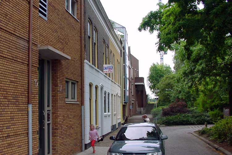 Exterieur aan de voorzijde van de studio | praktijkruimte in de Randstad en aan de rivier.