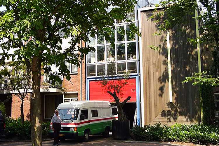 Atelierwoning / studio achterzijde aan de gemeenschappelijke tuin.