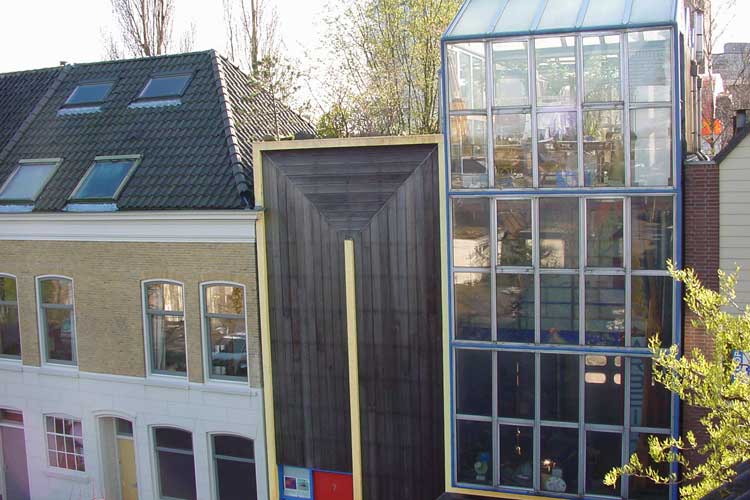 De voorgevel van de studio vanaf het dak van de buren gezien.