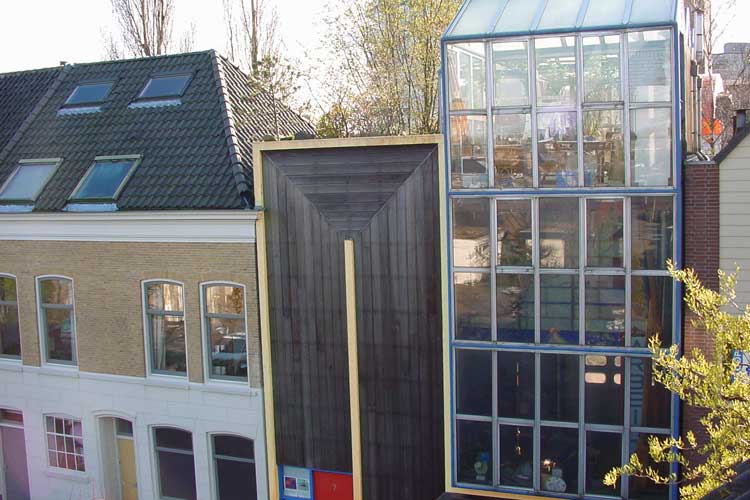 De brug en de storm op de rivier bij Dordrecht, en de historische binnenstad als uitzicht vanuit de atelierwoning aan de Zwijndrechtse oever van de Oude Maas.