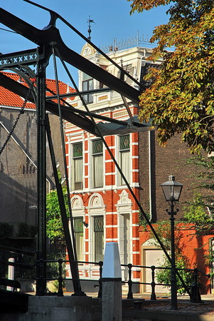 Het herenhuis, de kade en de ophaalbrug.