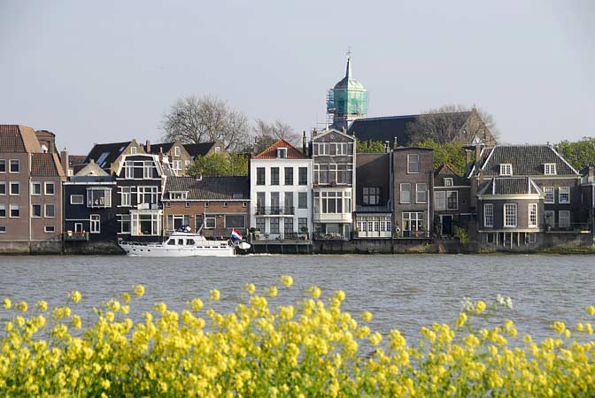 Het herenhuis, de kade en de rivierzijde met terassen boven de Oude Maas..