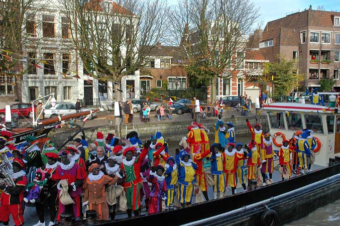 Met de sfeer van het wonin aan een haven is ook inbegrepen de terugkerende evenementen als de binnenkomst van Sinterklaas.
