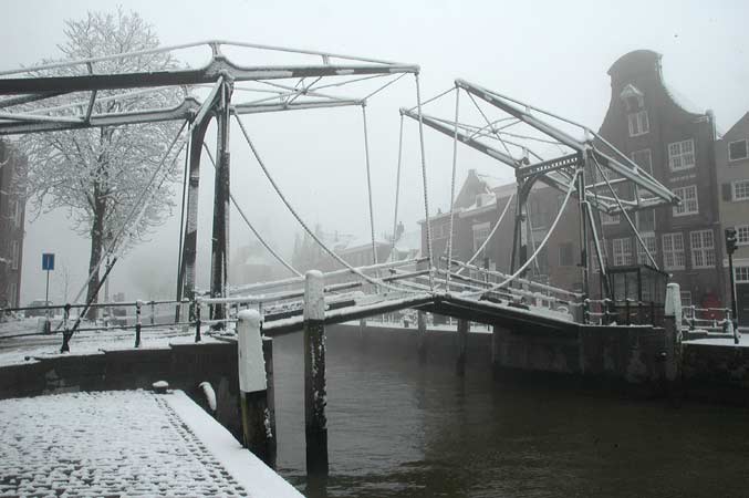 Met de sfeer van het wonin aan een haven is ook inbegrepen de terugkerende evenementen als de binnenkomst van Sinterklaas.