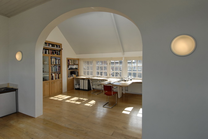de studio en werkkamer van het herenhuis | grachtenpand kijkt niet alleen uit over de haven, maar and de middag- en avondzon kant is er een groots uitzicht op de rivier.