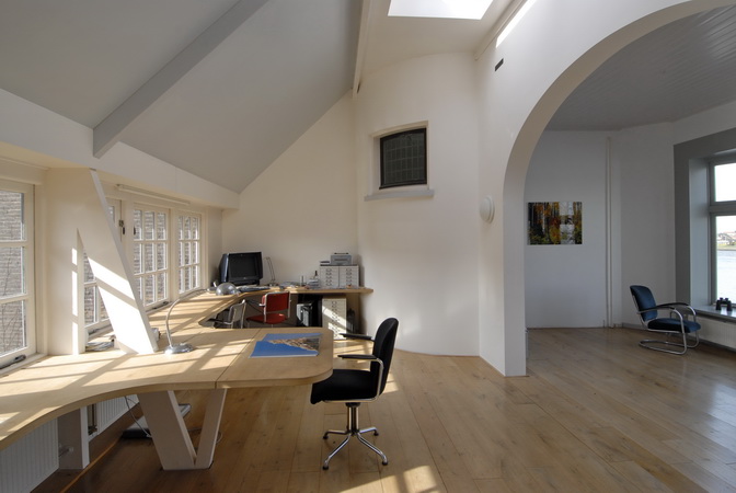 de studio en werkkamer van het herenhuis | grachtenpand kijkt niet alleen uit over de haven, maar and de middag- en avondzon kant is er een groots uitzicht op de rivier.