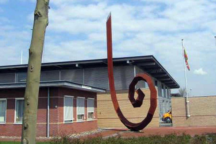 Roland de Jong Orlando - "Teken aan de wand" - cor-ten steel sculpture.