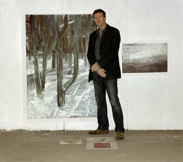Portret van Henk van den Berg in zijn atelier.
